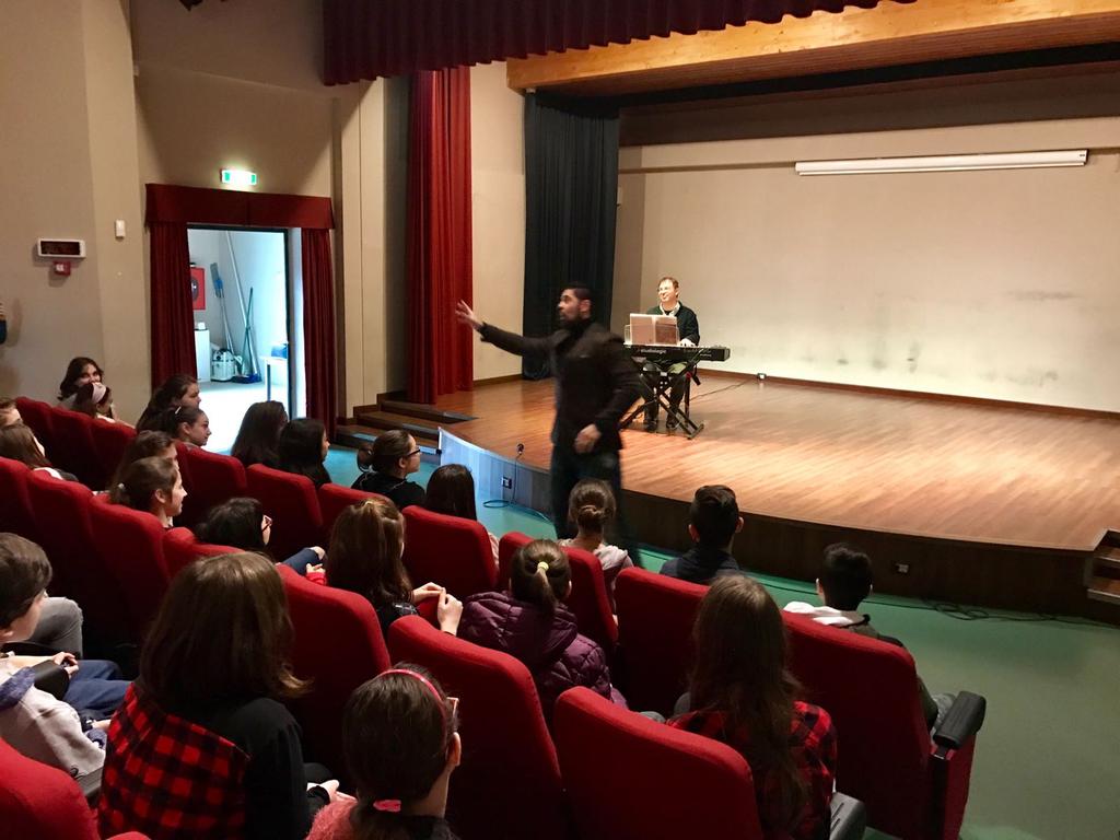 Oggi a #Monteprandone.
La lirica va a scuola...🎹🎶
E gli studenti apprezzano! 😎