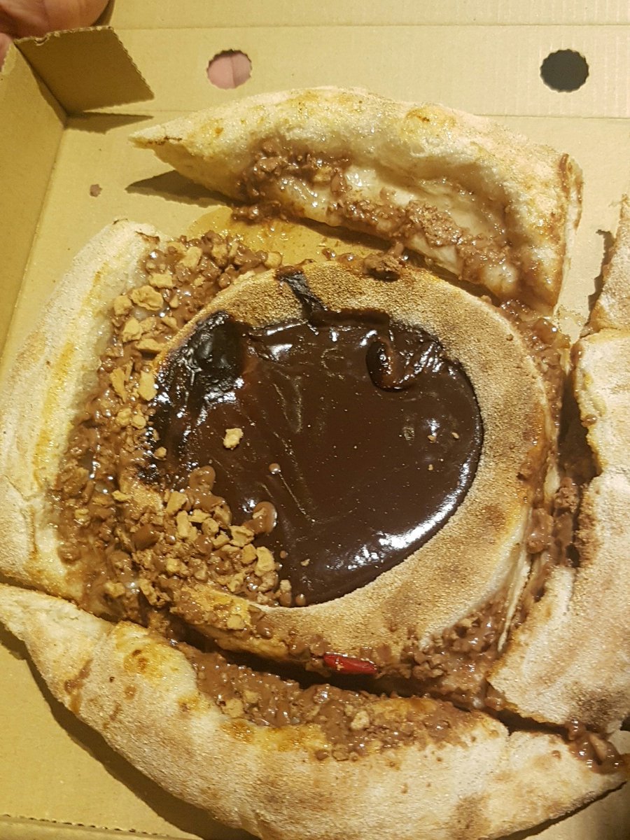 Tamuda23's tweet photo. @telepizza_es Nos la vendisteis bastante mejor, tiene hasta pimiento, queremos una reclamacion https://t.co/WiOSB9p7BH