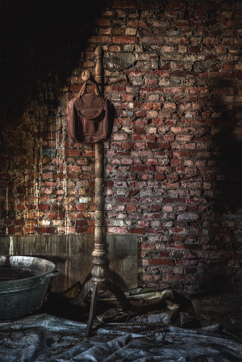 designloos's tweet photo. Mooi voor aan de muur als schilderij of niet? #decoratie #canvas #kkec #dibond #schilderij #urbex #verlaten #portrait #industrieel https://t.co/ZOvcoBqjHR