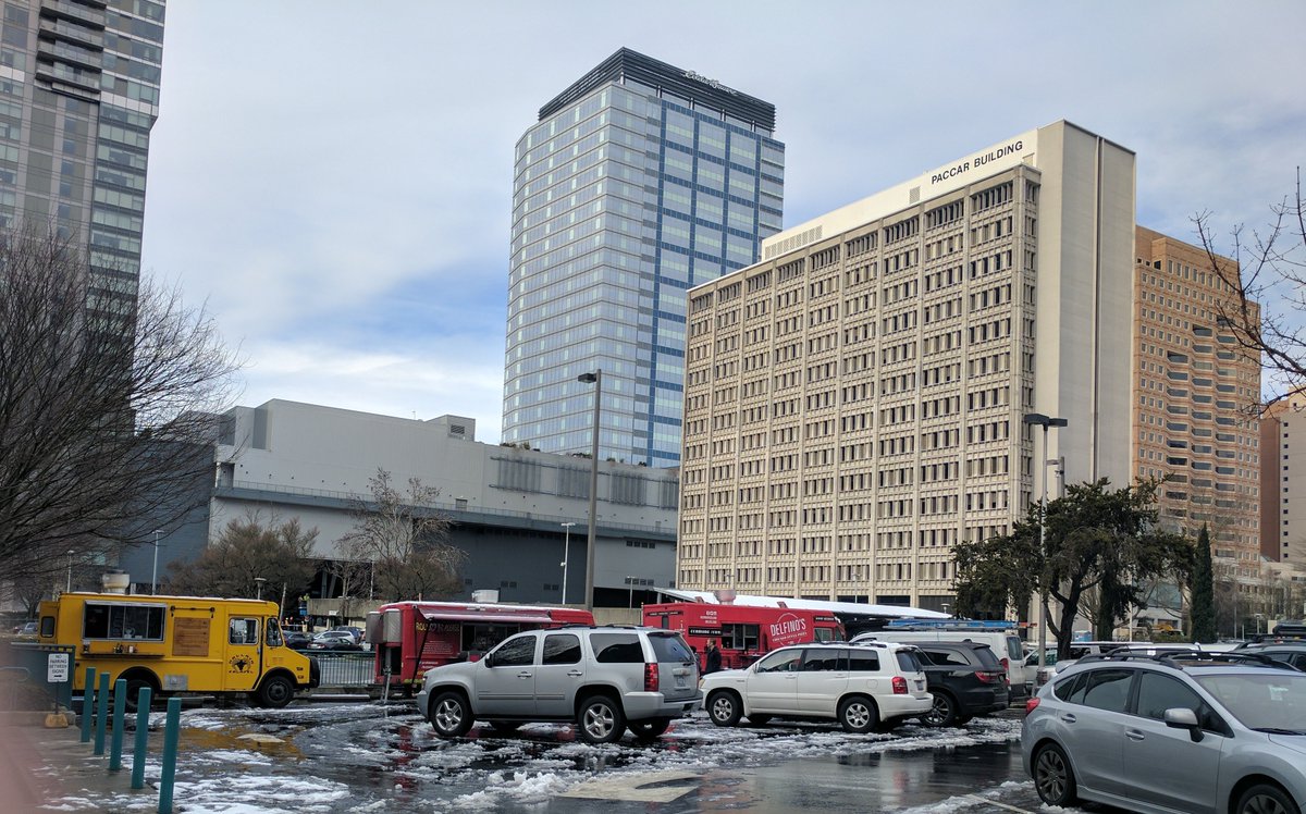bellevuelunch's tweet photo. A little snow on the ground at the Barnes &amp; Noble lot, with @HFalafel, @RollOKPlease, @DelfinosPizza, and @Wood_Shop_BBQ. https://t.co/uWrvBdzqex