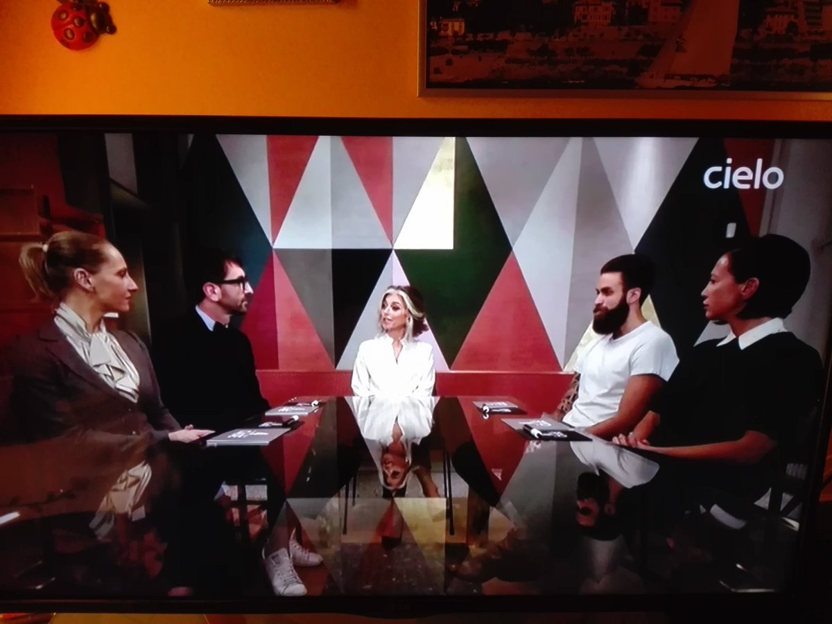 AnnalisaBernabe's tweet photo. @paola_marella BACIONI DA ALICE!!!ππππππππ #seibellissima @CieloTV #4case https://t.co/iRR3tJsFwj