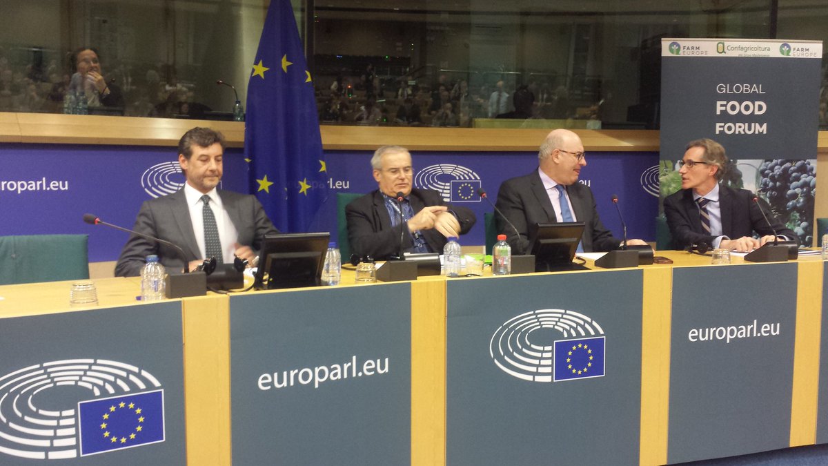 ConfagriBxl's tweet photo. @PhilHoganEU receives #GFF2016 report from @Confagricoltura Pres Guidi @MichelDANTIN @FarmEurope let's discuss for a New ambition #futurecap https://t.co/s4mXkKmcPa