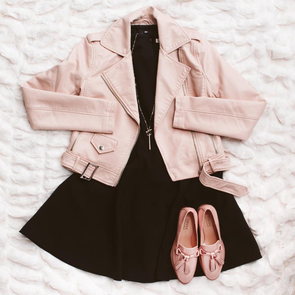 Add a wink of pink to a grey day #HBstyle spr.ly/60128TY6s