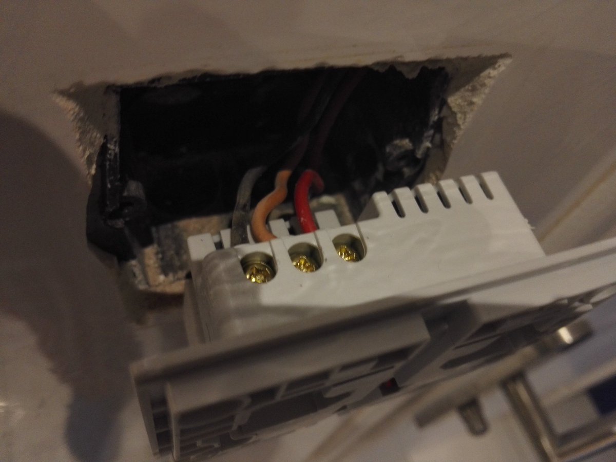 Domo_Attitude's tweet image. Qui a dit que les interrupteurs Xiaomi n&apos;etaient pas adaptés au marcher Francais ? #domo-attitude #Domotique #geekmaispasque #explain