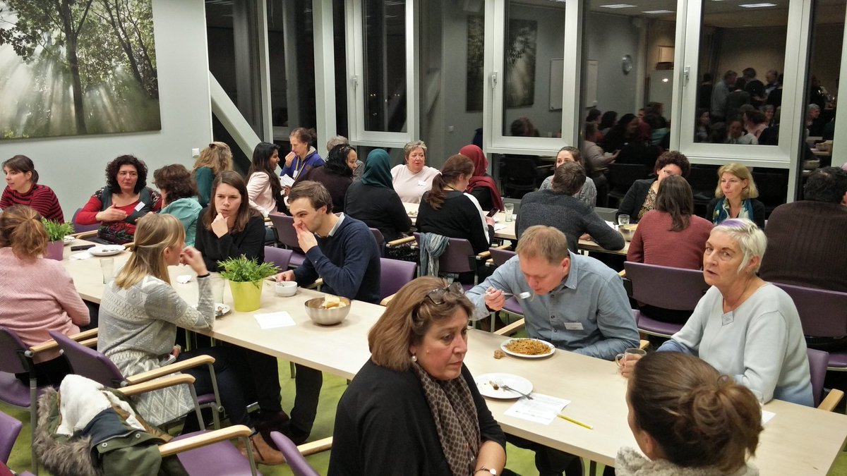 EdLasseur's tweet photo. Eten verbroedert. Op een volle maag is het goedluisteren tijdens de Sociaal Makel Bijeenkomst in de Speler. #030SMB https://t.co/QgILMMLTWh