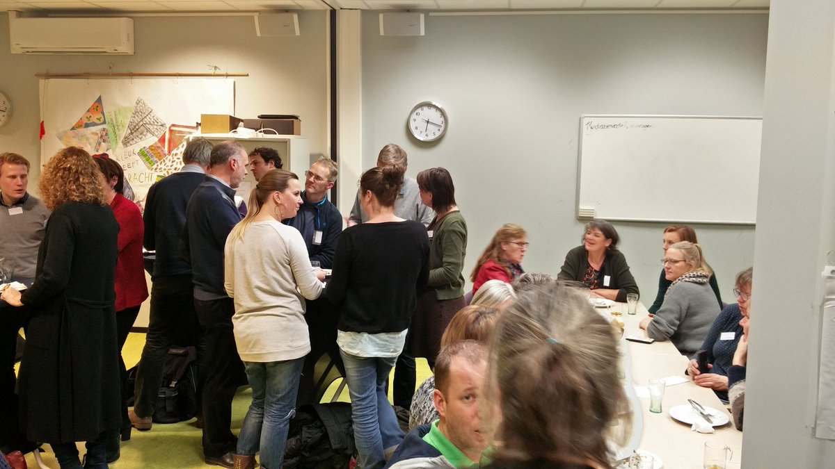 EdLasseur's tweet photo. Eten verbroedert. Op een volle maag is het goedluisteren tijdens de Sociaal Makel Bijeenkomst in de Speler. #030SMB https://t.co/QgILMMLTWh