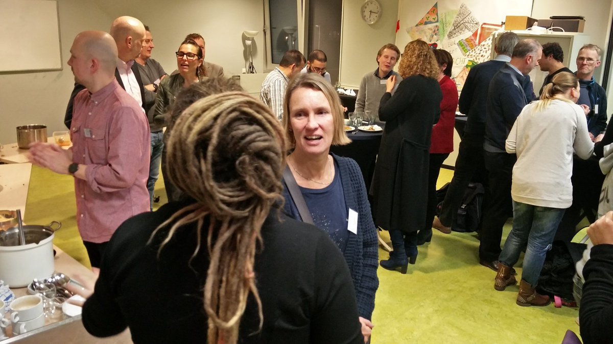 EdLasseur's tweet photo. Eten verbroedert. Op een volle maag is het goedluisteren tijdens de Sociaal Makel Bijeenkomst in de Speler. #030SMB https://t.co/QgILMMLTWh