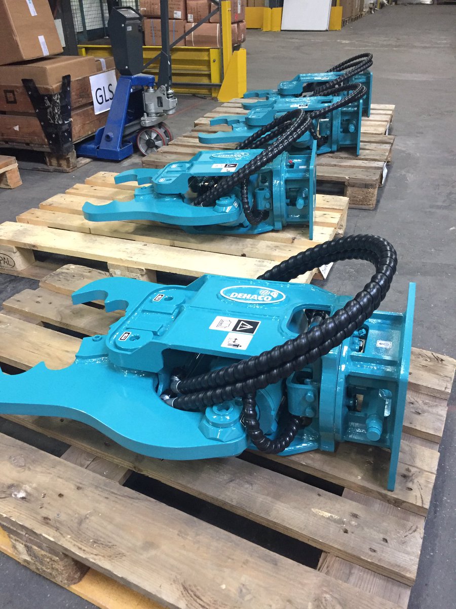 DehacoBV's tweet photo. Bijna gereed voor verzending #MCR050 #Dehaco #betonschaar / Almost ready for transport #Demolition #Recycling https://t.co/BjFPUYa2I6