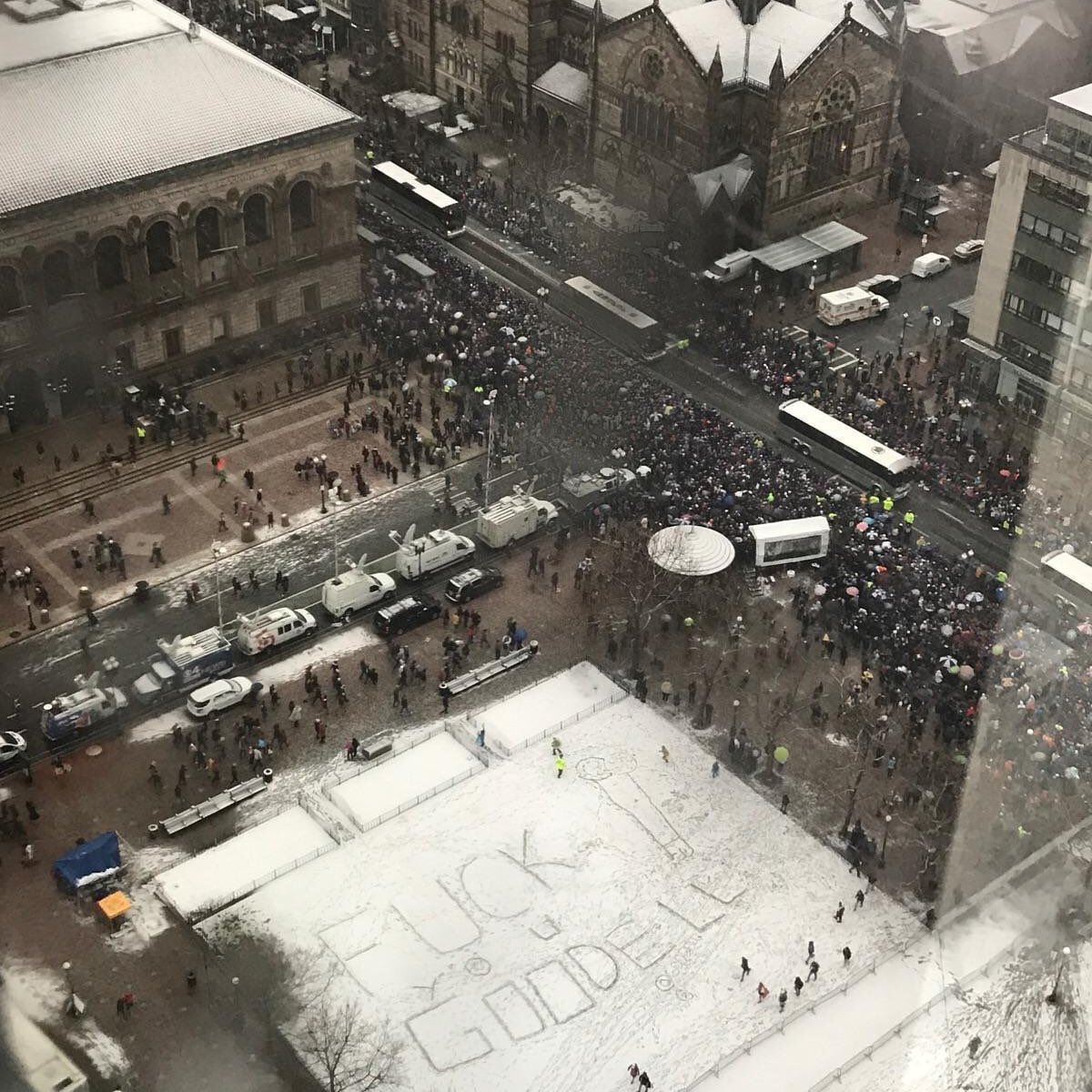 stoolpresidente's tweet photo. Thousands of people around but everyone knows better than to walk over this masterpiece https://t.co/3AYp2VuyJN