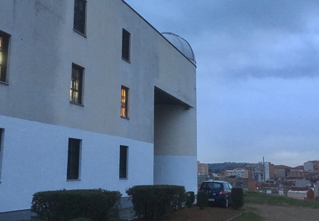 merdadesabadell's tweet photo. Caram, caram...els de l'observatori amb parking exclusiu al mig del parc catalunya #cracks algu sap si tenen twitter? https://t.co/ypOMBr0Q4r