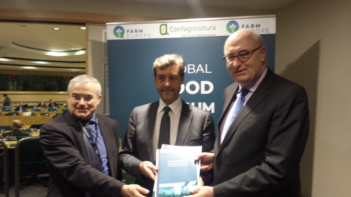 MichelDANTIN's tweet photo. J'ai remis à @PhilHoganEU le rapport du #GFF2016 pour le futur de la #PAC @FarmEurope @PPE_FR https://t.co/YQFL9OZRFi