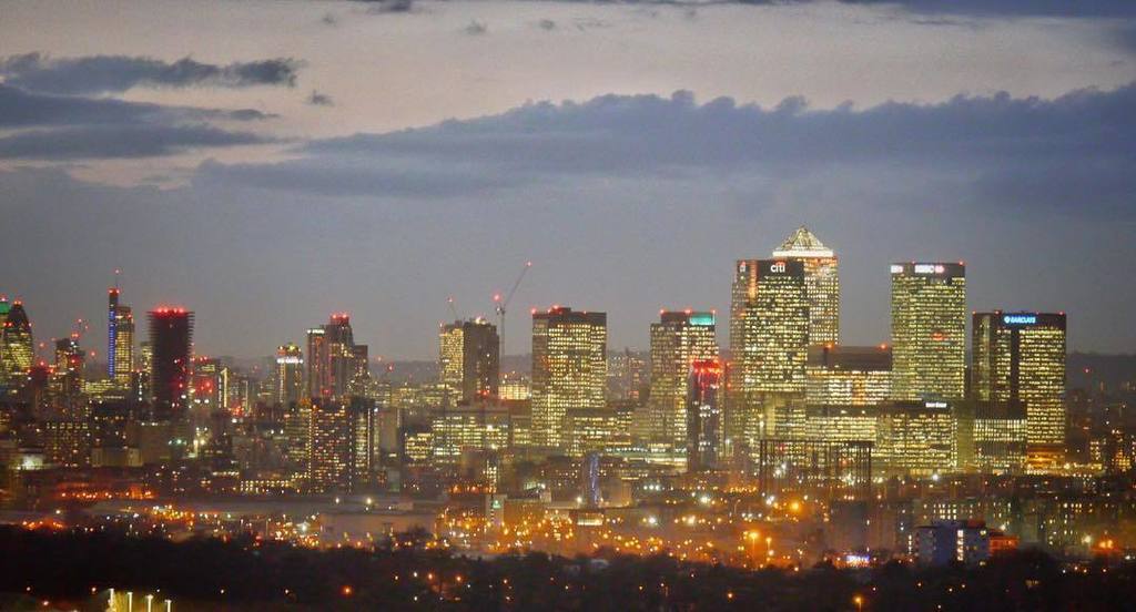 jimbo341's tweet photo. Dusk... the evening are getting lighter already👌🏻😬 #London #dusk #sunset #city #viewfromth… https://t.co/377lub4uqb https://t.co/84zlmFyQJR