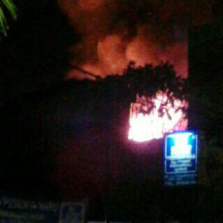 Team_andreFD's tweet photo. Kebkran di kwitang jakarta pusat kebakaran sekita jam 00.15 mohon doa nya teman teman buat warga kwitang semoga diberi kesbarn
#praykwitang https://t.co/rlJ2Lh3mkE