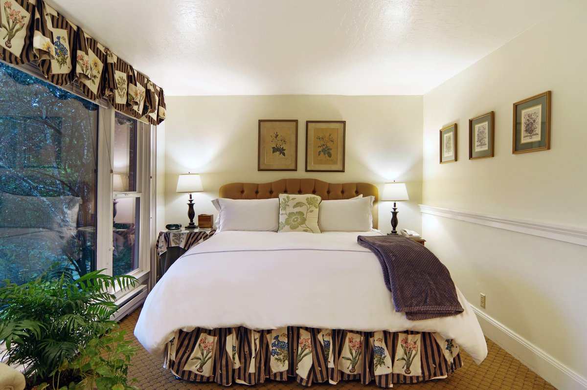 InnsBTS's tweet photo. Beyond the comfort of their room, #BabblingBrookInn guests enjoy a full #breakfast, #wine and #appetizers and package options! #InnsbytheSea https://t.co/jASXA9tHGf