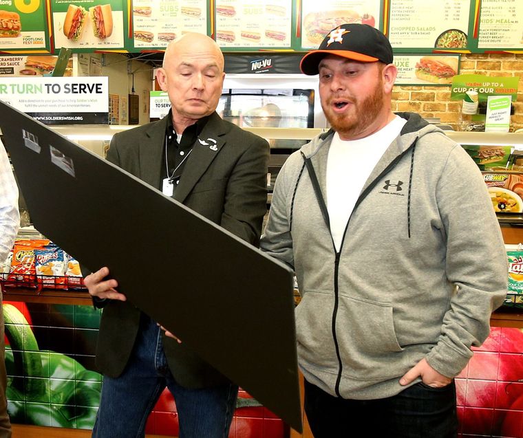 At what he thought was just a quick lunch, <a href="/SoldiersWish1/">Soldiers Wish</a> surprised this #Baylor student-veteran fighting cancer: bit.ly/2jZa9jz