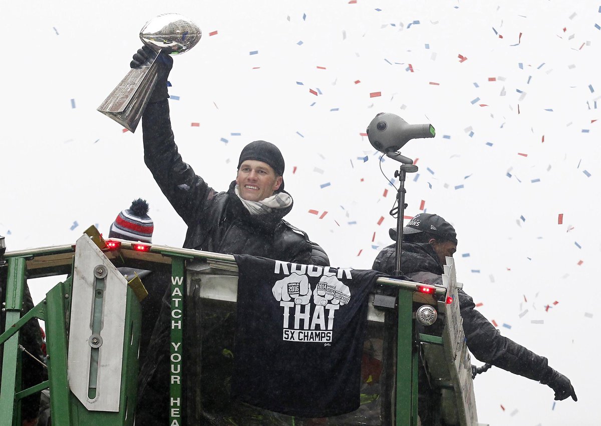 BradGalli's tweet photo. Tom Brady parades with a 'Roger That' shirt on his boat. 

<The ring is on the middle finger>

Photo: Stew Milne/USA Today https://t.co/N6DjglFHMh