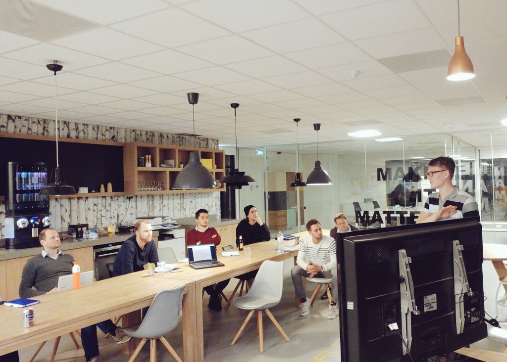 CloudsolsNL's tweet photo. You never stop learning: our data scientist @TKivisik sharing his knowledge about memory in our monthly #qsharing session #insideqlouder https://t.co/1zOdousUCB