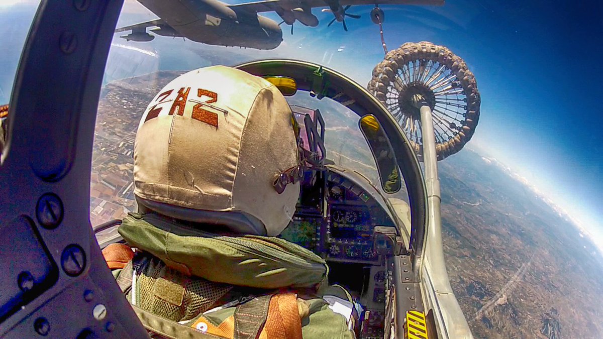 RobRe62's tweet photo. Rifornimento in #volo per un #MB339CD #latuasquadrachevola https://t.co/ZDrJnjGSAg Via @ItalianAirForce