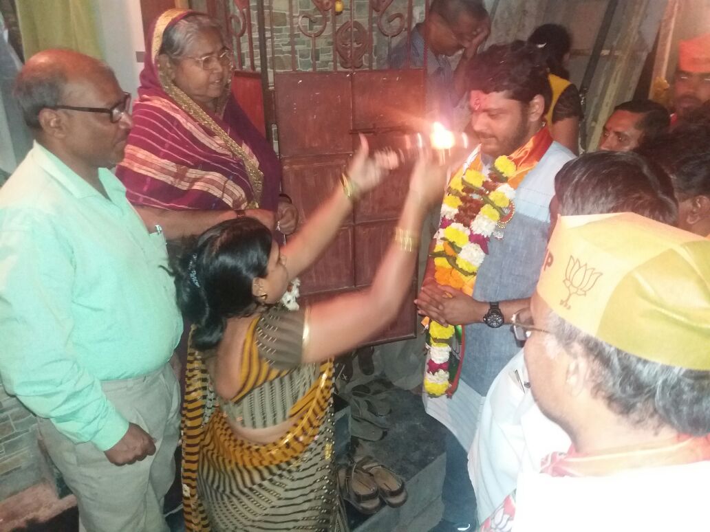 isagarsinghbjp's tweet photo. Took blessings of #LordShiva N my #family members residents Of #wardno29 feeling Proud n blessed of having such lovely family @BhatkhalkarA https://t.co/AxzW0aoFRU