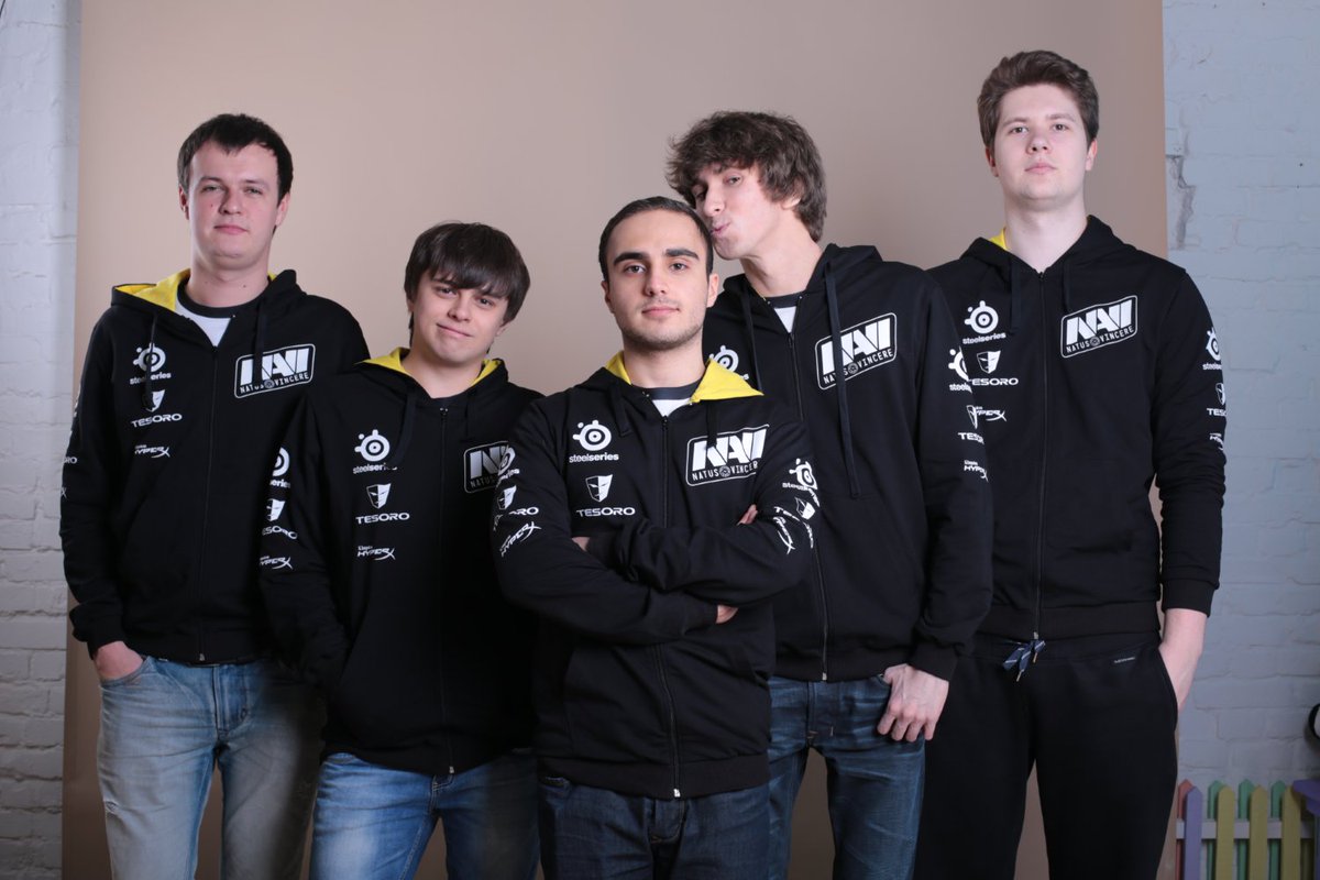 Разбирал тут фотки на компе, наткнулся на перл с одной фотосессии 2014го года <a href="/DendiBoss/">Danil Ishutin</a> <a href="/JustXBOCT/">XBOCT</a> <a href="/CLEMENTINATOR/">Clement Ivanov</a> <a href="/natusvincere/">NAVI</a> #RuHub