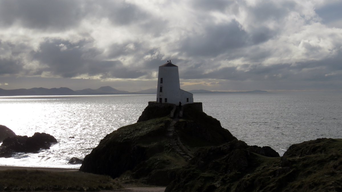WalkNorthWales's tweet photo. Newborough Forest walk, 8.3 miles stunning Snowdonia vistas, forest tracks, beach and historic peninsula, more info: https://t.co/ntyK6Gaqmm https://t.co/xVEDrAVbz9