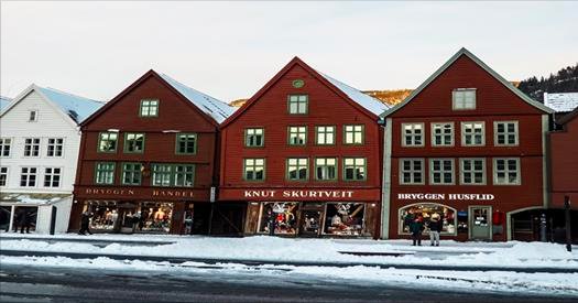 Experience #Bergen like a #local with this fantastic #travel guide by <a href="/thewandereuse/">The Wandereuse 💫</a> bit.ly/2kPiJR7 #TravelTuesday #norway #ttot