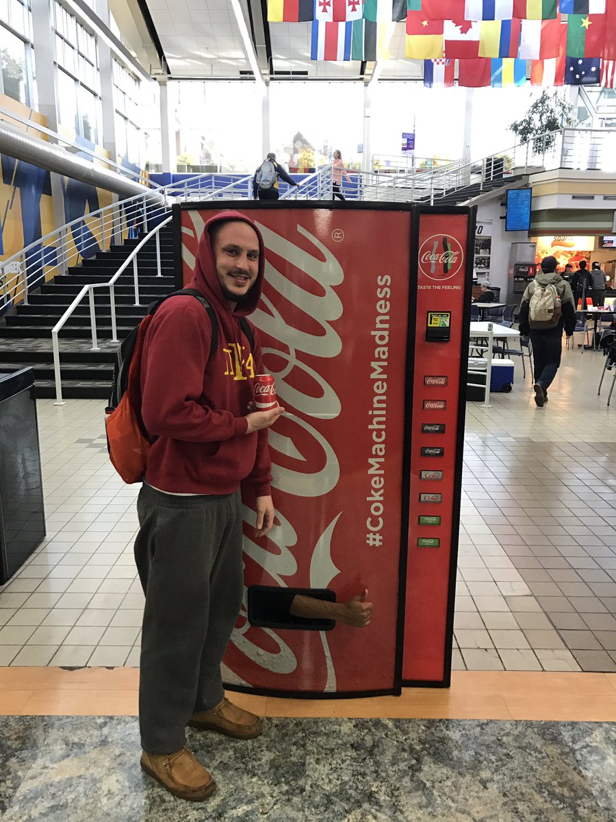 BooBirdSports's tweet photo. I never been handed a coke before from a machine #cokemachinemadness
#cokemachinemadnesschallenge
@CocaCola mmm my favorite https://t.co/HsQ5jymJ5d
