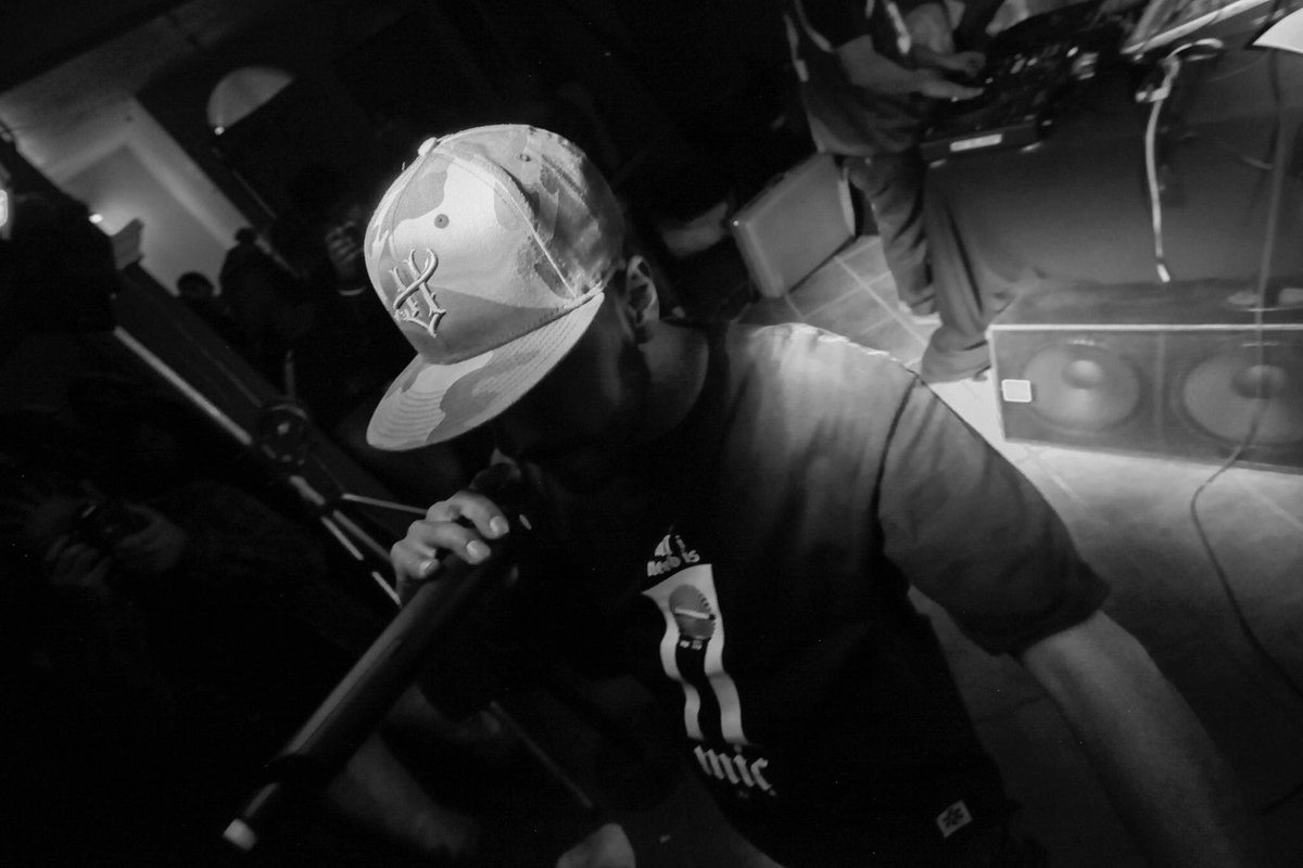 lmbrmx's tweet photo. @juancerevolver #AllINeedIs1Mic #musicadesobremesa #hempire #lmbrclassic #actitudf Foto: @kaptamx https://t.co/E80oWYdnEl