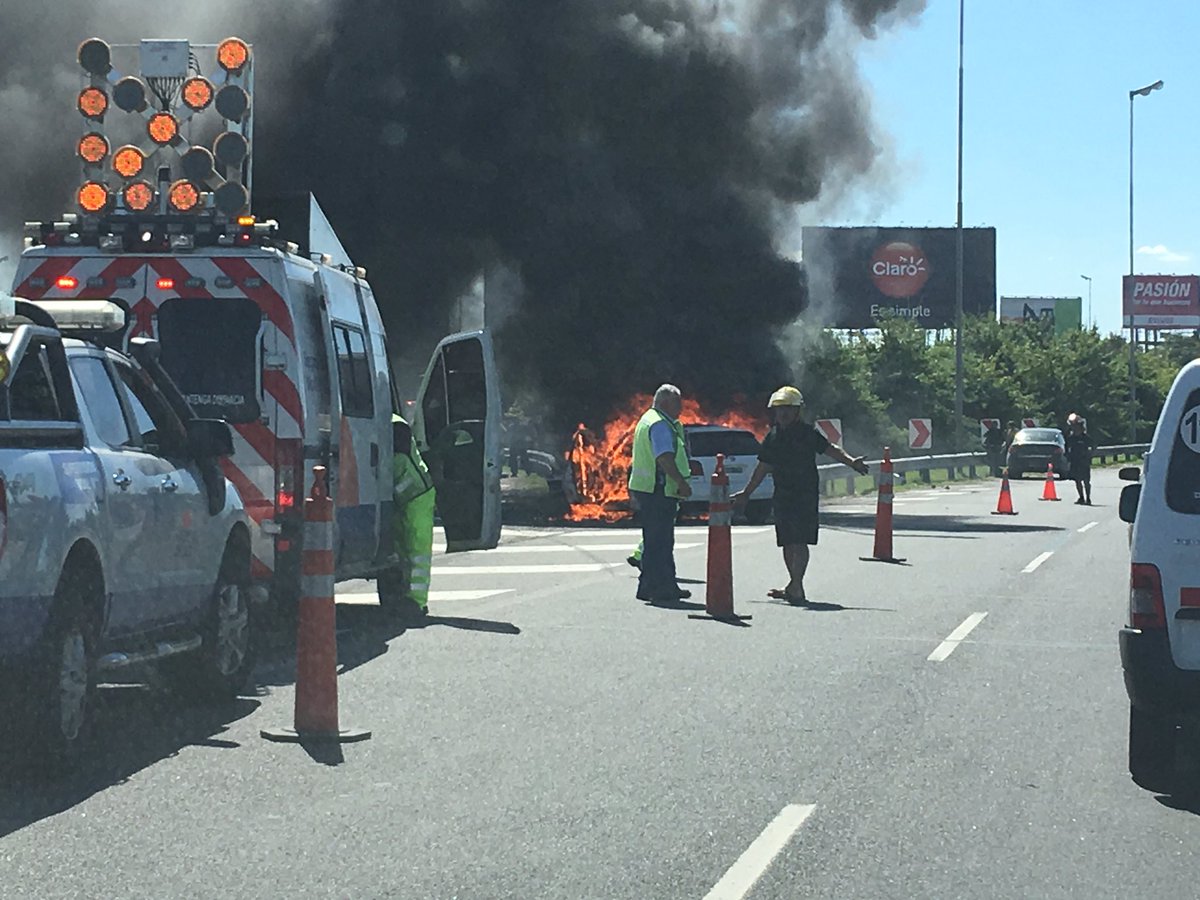 paulaemelendez's tweet photo. @lapanaweb #IncendioAuto en Panamericana justo antes de bifurcacion 8 y 9. Cautela https://t.co/RM4FKL0uEI