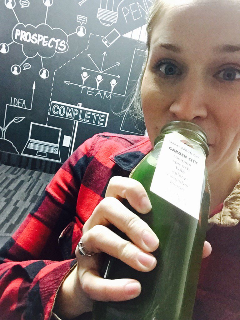 brandblvd07's tweet photo. "Smells like green stuff!" Accurate &amp; delicious, Emma. 🍏🍋🌱 Still going strong on our one day @small_batchco cleanse! https://t.co/s7uImRyKJK