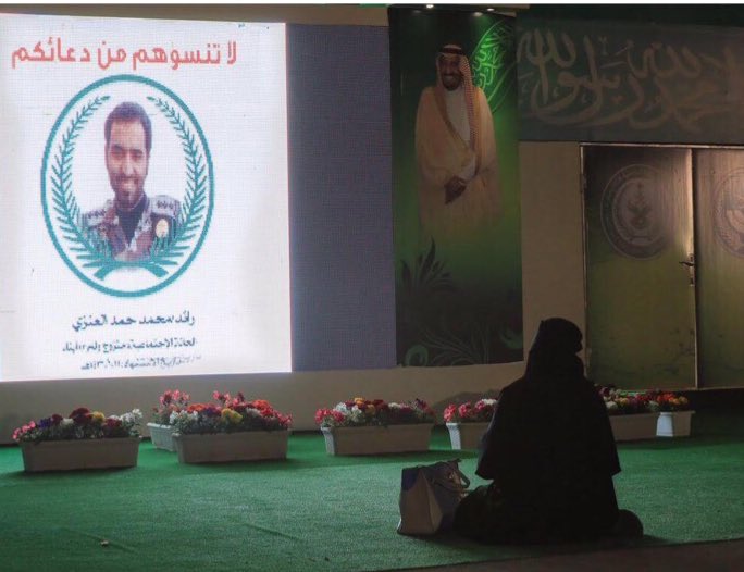 Mohmdology's tweet photo. والدة الشهيد محمد تجلس امام صورته فالجنادرية .. يالله لم اجد وصفاً مناسباً ولن اجد. https://t.co/IYwcpVDQAh