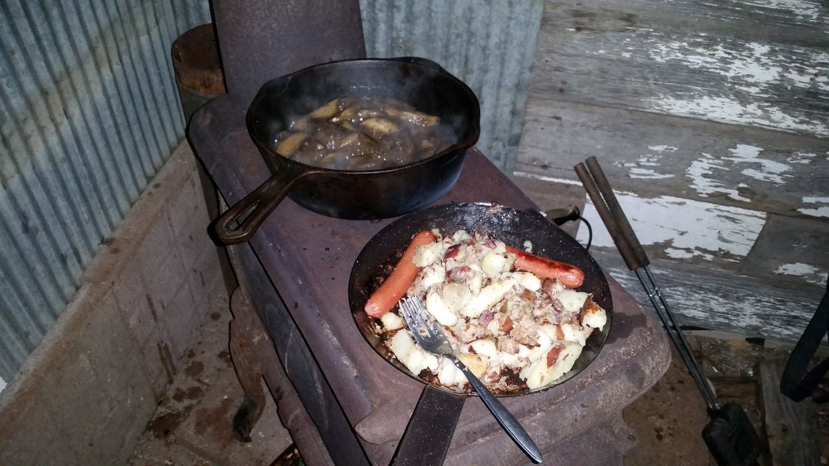 LifeatheDeadEnd's tweet image. Thus is what #superbowl looked like at the trappers shack. #woodsmoke