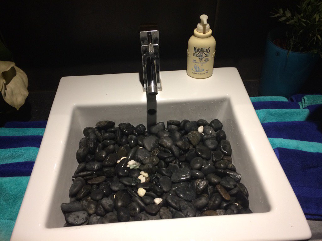 mattbnl's tweet photo. Parfois l'innovation deco devrait calmer ses ardeurs #toomuchdesign https://t.co/9mnNotKi6T