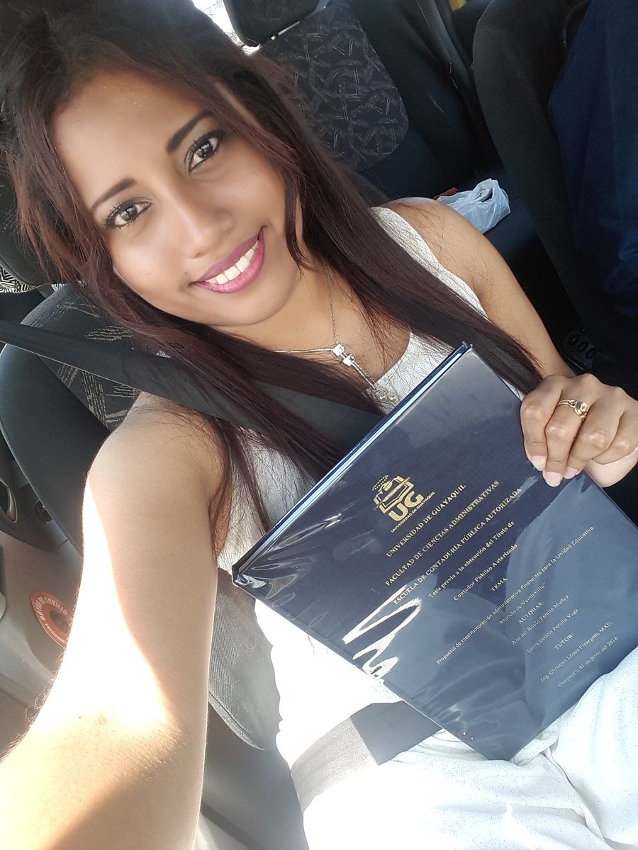 laurybsc93's tweet photo. Oficialmente #Graduada 🎓🤓 #CPA Gracias a todos ✌💛 https://t.co/QR9sRw3PCQ
