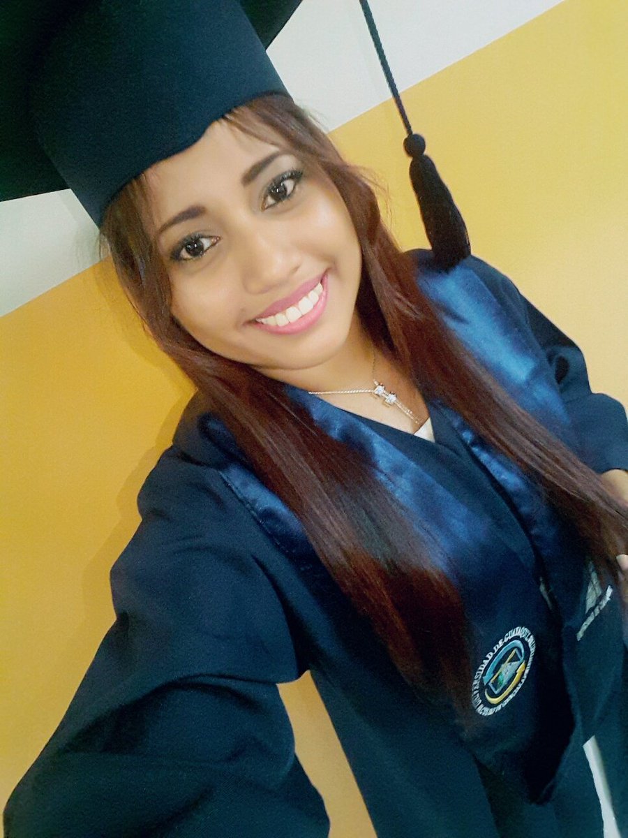 laurybsc93's tweet photo. Oficialmente #Graduada 🎓🤓 #CPA Gracias a todos ✌💛 https://t.co/QR9sRw3PCQ