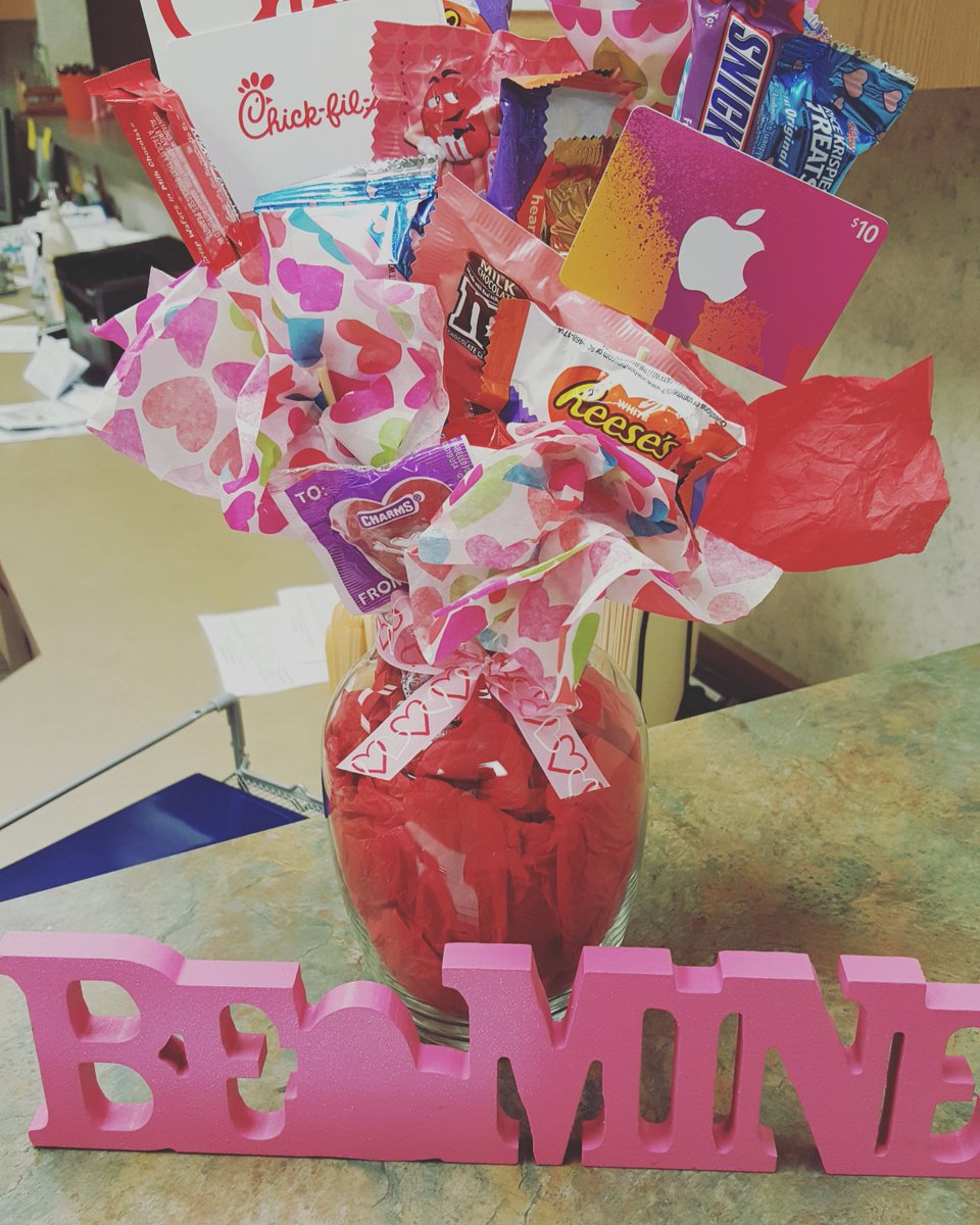 Ellis_Ortho's tweet photo. Have a sweet tooth? Submit an entry form at the front desk for a chance to win this candy &amp; gift card bouquet! #EllisOrtho #Contest https://t.co/jiCWlgfi7t