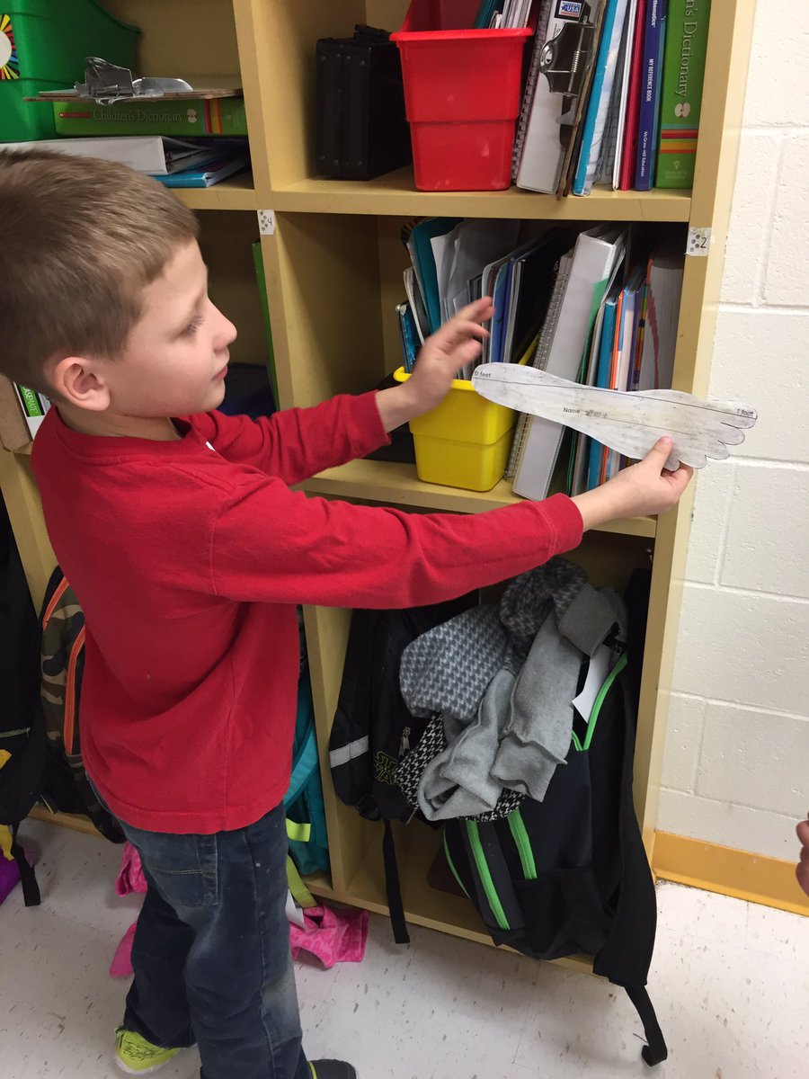 hogfan4sure's tweet photo. How big is a foot? Measuring the room! #parntershavetoagree #communicationiskey @GWCarverES #tweetingtuesday #measuringfun https://t.co/3ysnH8yJIe