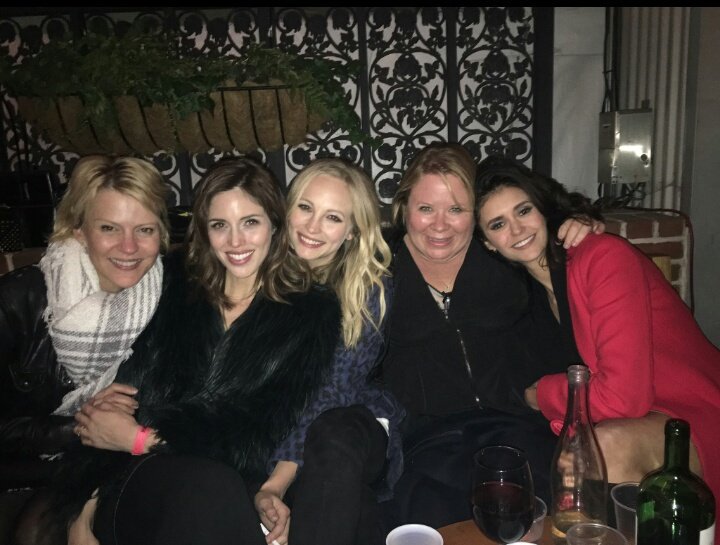 projetotvd's tweet photo. Julie Plec postou essa foto com Nina Dobrev, Candice Accola, Kayla Ewell e Marguerite MacIntyre "Minhas garotas. #irmandade #tvdforever"😍📸 https://t.co/rd0vK1GthR