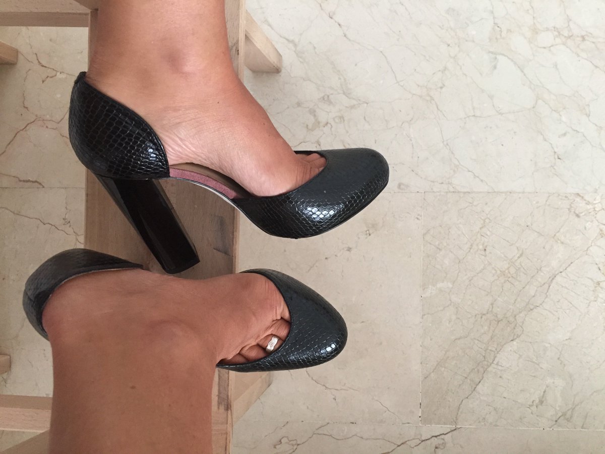 customandchic's tweet photo. Paloma quería diseñarse unos zapatos básicos con un toque de distinción dándole un tono rosa palo a la planta inferior #customandchic #shoes https://t.co/CAlZslhrfU