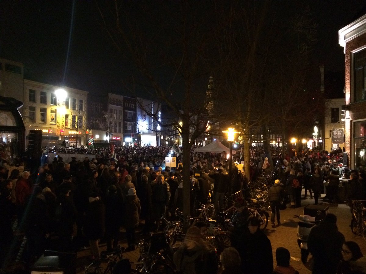 HarryBosGr's tweet photo. Als het er op aan komt staan Groningers naast elkaar - op de Vismarkt. #gasprotest #groningen # https://t.co/mrrUQ0hilt