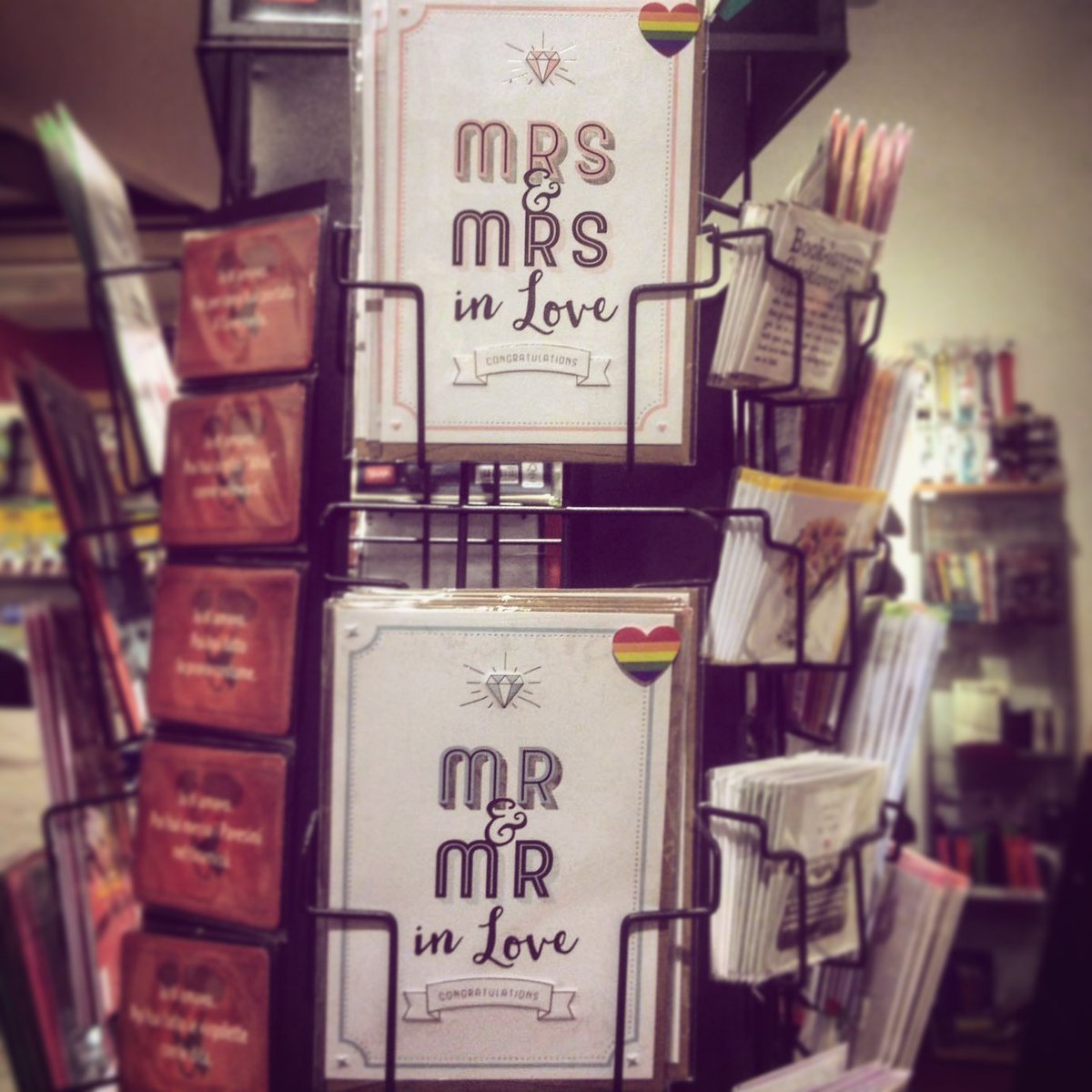 AAA: NON è una libreria #gayfriendly.
In questa libreria l'amore non ha genere, numero, caso, confini e contentini. 
<3
#sanvalentino