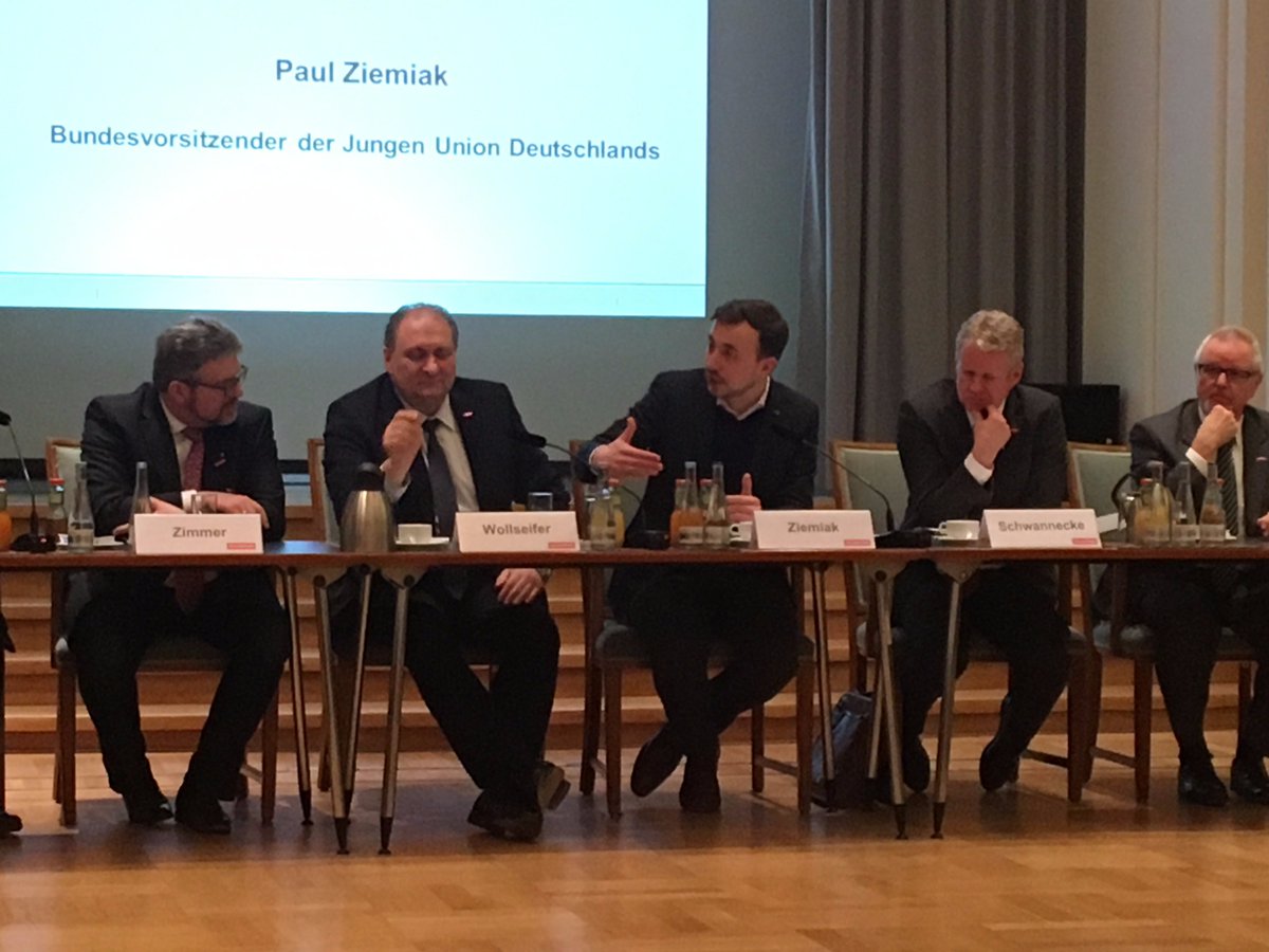 Junge_Union's tweet photo. .@PaulZiemiak zu Gast beim Politischen Spitzengespräch des @ZDH_news mit ZDH-Präsident Wollseifer und Generalsekretär Schwannecke. #juazubi https://t.co/I5v1JXssma
