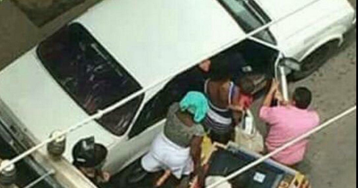 huffpostbrasil's tweet photo. OPINIÃO: 'A criminalidade está à solta, agindo à luz do dia, munida de metralhadoras' https://t.co/aC8mzWE8XX #vozeshuffpost https://t.co/Menxu9YFpk