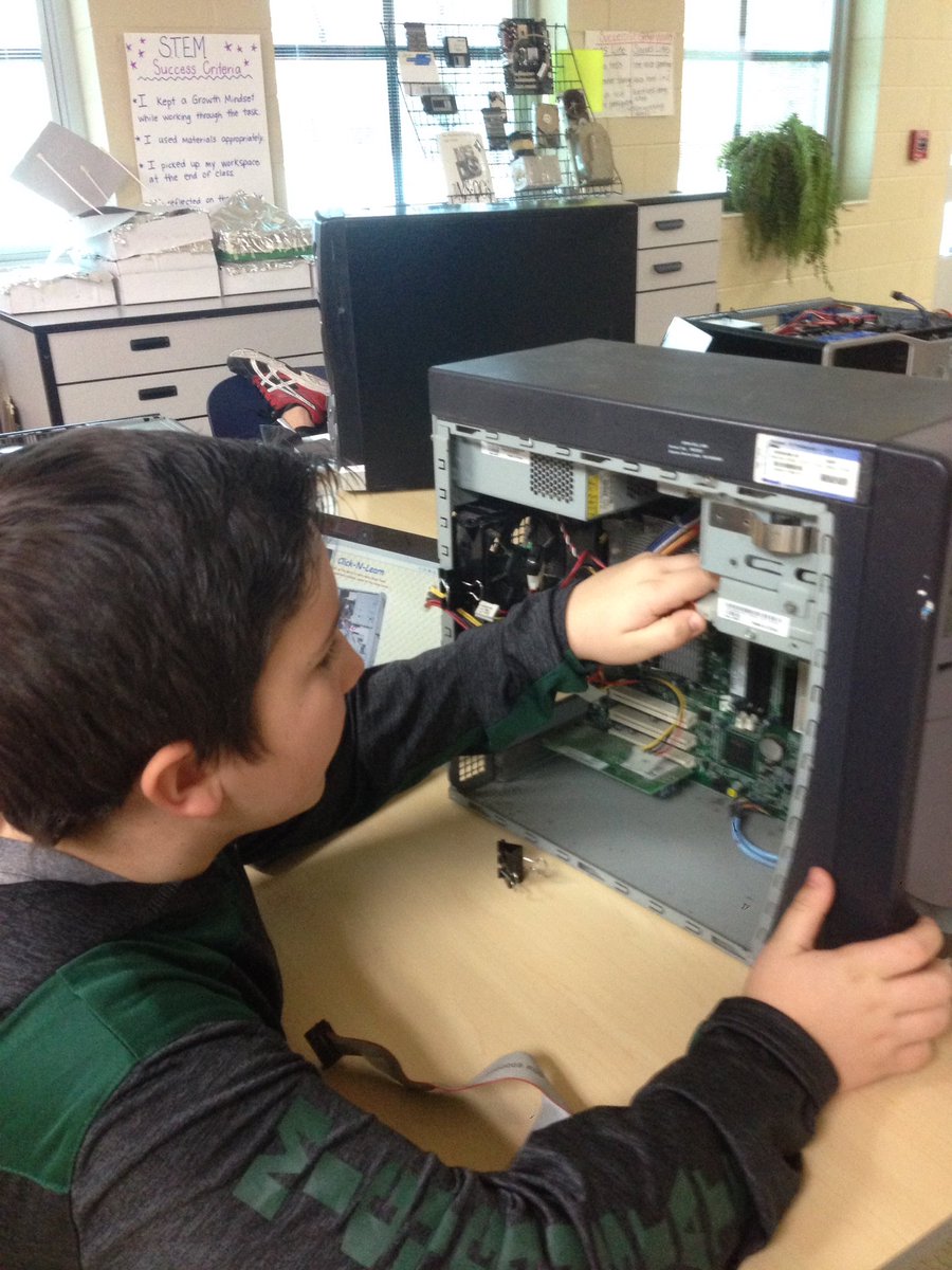 SchroMrs's tweet photo. Exploring circuit boards and building with Snap Circuits.  Inquiry based start to our MakerSpace=engaged learners! https://t.co/tCdsa7UG3U