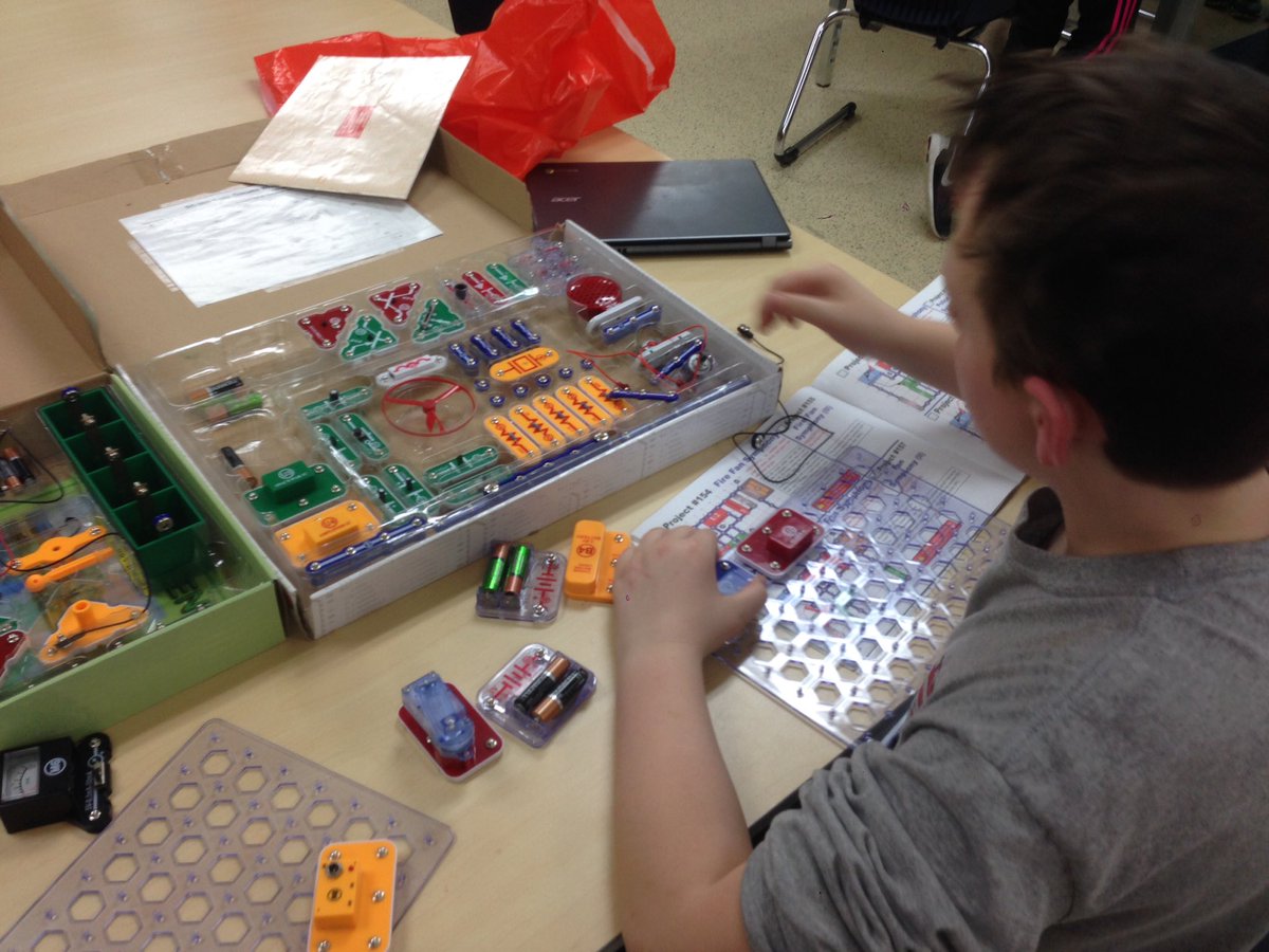 SchroMrs's tweet photo. Exploring circuit boards and building with Snap Circuits.  Inquiry based start to our MakerSpace=engaged learners! https://t.co/tCdsa7UG3U
