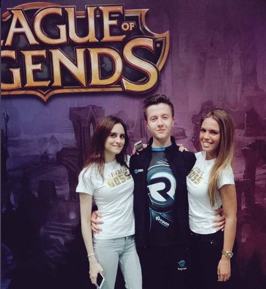 laurafinalboss's tweet photo. @IluzjonistLol #happybirthday 🤡🤡 nice to meet you at #tenerife #SuperligaOrange #finalboss https://t.co/mKliT64Jg5