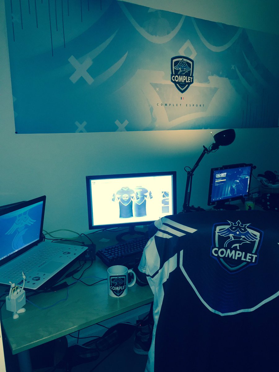 La <a href="/CompleT_Esport/">#WeAreCompleT</a> va revenir très fort !!!! Un petit coucou de ma CompleT room 😁👍🏻
#WeAreCompleT 🔵⚪