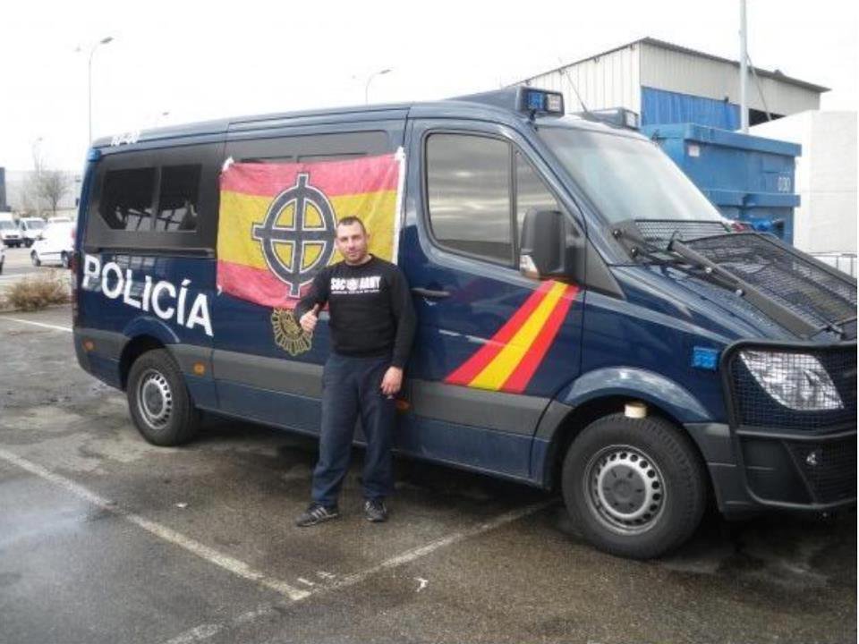 Yo_Soy_Asin's tweet photo. Yo la verdad no entiendo porque dice la gente que la policia esta llena de FASCISTAS y NAZIS...
De verdad que no lo entiendo 
#ACAB https://t.co/uCpbjKCXAS