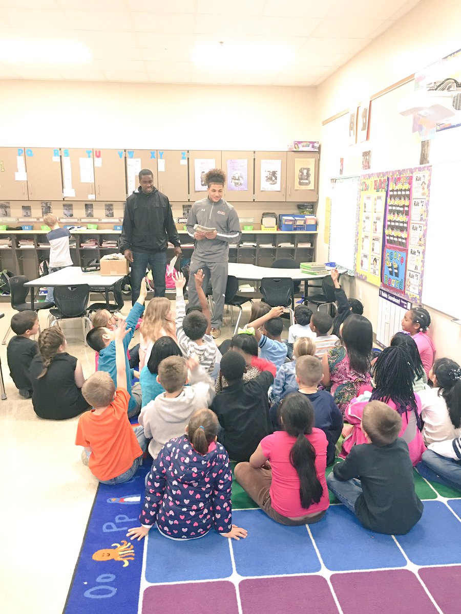 BGISDgaryfields's tweet photo. @WKUFootball players @jernighan18 & #DevonKey also reading to @bgdishman 2nd graders courtesy of @secondandseven https://t.co/MdcR11227p