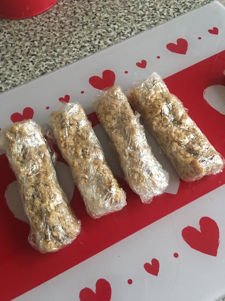 x_louize_x's tweet image. Peanut Oat Bars individually wrapped ready for the week 😋🥜 #preps #easyroutine #sotasty @TheAntiYoYoDiet